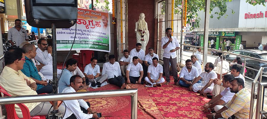 ಮಹಾತ್ಮ ಗಾಂಧಿ ರಾಷ್ಟ್ರೀಯ ಗ್ರಾಮೀಣ ಉದ್ಯೋಗ ಖಾತರಿ ಯೋಜನೆಯಲ್ಲಿ ಮಹಾತ್ಮ ಗಾಂಧಿ ಹೆಸರು ಬದಲಾಯಿಸಿರುವುದನ್ನು ಖಂಡಿಸಿ ಪುತ್ತೂರು, ವಿಟ್ಲ ಹಾಗೂ ಉಪ್ಪಿನಂಗಡಿ ಬ್ಲಾಕ್ ಕಾಂಗ್ರೆಸ್ ನೇತೃತ್ವದಲ್ಲಿ ಶುಕ್ರವಾರ ಪುತ್ತೂರಿನ ಬಸ್ ನಿಲ್ದಾಣದ ಬಳಿಯ ಗಾಂಧಿಕಟ್ಟೆಯಲ್ಲಿ ಸತ್ಯಾಗ್ರಹ ನಡೆಯಿತು.