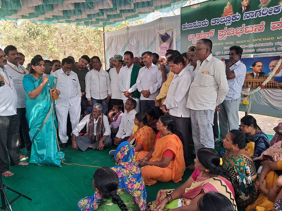 22 ವರ್ಷಗಳ ಹಿಂದೆ ಆಶ್ರಯ ಸಮಿತಿಯಿಂದ ಹಕ್ಕು ಪತ್ರ ನೀಡಿದ್ದರೂ ಈವರೆಗೆ ನಿವೇಶನ ಹಸ್ತಾಂತರಿಸಿಲ್ಲ ಎಂದು ಆರೋಪಿಸಿ ಫಲಾನುಭವಿಗಳು ಹುಣಸೂರು ನಾಗರೀಕರ ಹಿತರಕ್ಷಣಾ ಸಮಿತಿ ನೇತೃತ್ವದಲ್ಲಿ ನಗರಸಭೆ ಮುಂಭಾಗ ಪ್ರತಿಭಟನೆ ನಡೆಸಿದ ವೇಳೆ ನಗರಸಭೆ ಆಯುಕ್ತೆ ಮಾನಸ ಮಾತನಾಡಿದರು