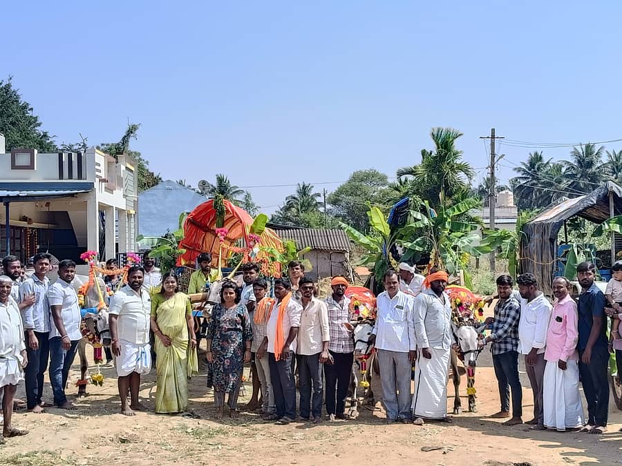 ಹೊಸದುರ್ಗದ ಮಧುರೆ ಗ್ರಾಮದಲ್ಲಿ ಅಂತರಘಟ್ಟೆ ದುರ್ಗಾಂಬಾ ದೇವಿಯ ರಥೋತ್ಸವಕ್ಕೆ ಹೊರಟಿರುವ ಎತ್ತಿನಗಾಡಿಗಳು