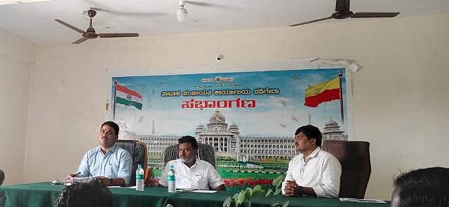 ವಡಗೇರಾ ಪಟ್ಟಣದ ತಾಪಂ ಸಭಾಂಗಣದಲ್ಲಿ ಪಂಚ ಗ್ಯಾರೆಂಟಿ ಯೋಜನೆಗಳ ಪ್ರಗತಿ ಪರಿಶೀಲನಾ ಸಭೆಯಲ್ಲಿ ತಾಲ್ಲೂಕ ಗ್ಯಾರಂಟಿ ಯೋಜನಾ ಅನುಷ್ಠಾನ ಸಮಿತಿಯ ಅಧ್ಯಕ್ಷ ಖಾಜಾ ಮೈನೊದ್ದೀನ್ ಮಿರ್ಚಿ ಮಾತನಾಡಿದರು