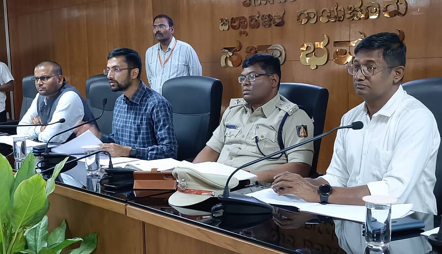 ರಾಯಚೂರಿನ ಜಿಲ್ಲಾಧಿಕಾರಿ ಕಚೇರಿ ಸಭಾಂಗಣದಲ್ಲಿ ಶುಕ್ರವಾರ ನಡೆದ ಜಿಲ್ಲಾ ಟಾಸ್ಕ್ಫೋರ್ಸ್ ಸಮಿತಿ, ಜಿಲ್ಲಾ ಮರಳು ಉಸ್ತುವಾರಿ ಸಮಿತಿ ಸಭೆಯಲ್ಲಿ ಜಿಲ್ಲಾಧಿಕಾರಿ ನಿತೀಶ್ ಮಾತನಾಡಿದರು