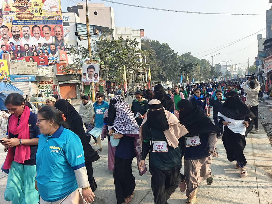 ಕನಕಪುರ ನಗರದಲ್ಲಿ ಶುಕ್ರವಾರ ನಡೆದ ಮ್ಯಾರಥಾನ್ ಓಟದಲ್ಲಿ ಪಾಲ್ಗೊಂಡ ಸಾವಿರಾರು ಮಹಿಳೆಯರು