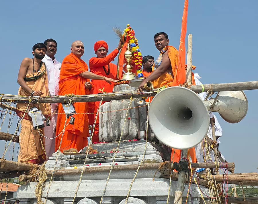 ಹೊಸದುರ್ಗದ ನೀರಗುಂದ ಗ್ರಾಮದಲ್ಲಿ ನೂತನವಾಗಿ ನಿರ್ಮಿಸಿರುವ ಕಾಶಿ ಭಾಗೀರಥಿ ದೇವಿಯ ದೇವಾಲಯಕ್ಕೆ ಭಗೀರಥ ಗುರುಪೀಠದ ಪುರುಷೋತ್ತಮಾನಂದ ಪುರಿ ಸ್ವಾಮೀಜಿ ಹಾಗೂ ಕುಂಚಿಟಿಗ ಮಠದ ಶಾಂತವೀರ ಸ್ವಾಮೀಜಿ ಕಳಶಾರೋಹಣ ನೇರವೇರಿಸಿದರು