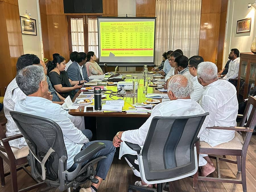 ಹಾವೇರಿಯಲ್ಲಿ ಫೆ. 13ರಂದು ನಡೆಯುವ ಕಾಂಗ್ರೆಸ್ ಸರ್ಕಾರದ ಸಾಧನಾ ಸಮಾವೇಶದ ಪೂರ್ವಭಾವಿ ಸಭೆಯು ಬೆಂಗಳೂರಿನ ವಿಕಾಸಸೌಧದಲ್ಲಿ ಶುಕ್ರವಾರ ನಡೆಯಿತು