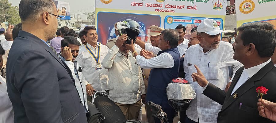ರಾಯಚೂರಲ್ಲಿ ಶುಕ್ರವಾರ ಜಿಲ್ಲಾ ಕಾನೂನು ಸೇವೆಗಳ ಪ್ರಾಧಿಕಾರದ ಅಧ್ಯಕ್ಷ, ನ್ಯಾಯಾಧೀಶ ಮಾರುತಿ ಬಾಗಡೆ ಅವರು ಬೈಕ್‌ ಸವಾರರಿಗೆ ಹೆಲ್ಮಟ್‌ ಹಾಕಿ ಸಂಚಾರ ನಿಯಮ ಪಾಲಿಸುವಂತೆ ತಿಳಿವಳಿಕೆ ನೀಡಿದರು
