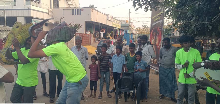 ಹನೂರು ತಾಲೂಕಿನ ವಿವಿಧ ಗ್ರಾಮಗಳಲ್ಲಿ ಅರಣ್ಯ ಸಂರಕ್ಷಣೆ ಬಗ್ಗೆ ಸಾರ್ವಜನಿಕರಲ್ಲಿ ಅರಿವು ಮೂಡಿಸುವ ಉದ್ದೇಶದಿಂದ ಮೈಸೂರಿನ ಜಾಗೃತಿ ತಂಡದಿಂದ ಬೀದಿ ನಾಟಕ ಪ್ರದರ್ಶನ ನಡೆಯಿತು