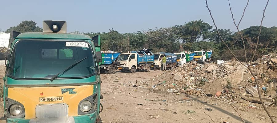 ಜಿಲ್ಲಾ ಪೊಲೀಸ್‌ ವರಿಷ್ಠಾಧಿಕಾರಿ ಕಚೇರಿ ಸಮೀಪದ ಮೈದಾನದಲ್ಲಿ ಕಸ ಸುರಿಯಲು ಸಾಲುಗಟ್ಟಿ ನಿಂತಿರುವ ಕಸ ಸಂಗ್ರಹ ವಾಹನಗಳು