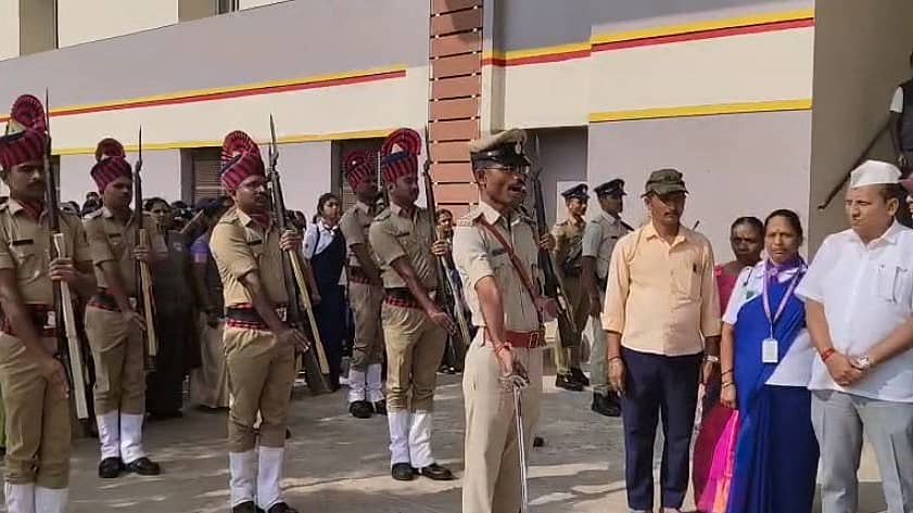 <div class="paragraphs"><p><strong>ಮಡಿಕೇರಿ</strong>: ಹುತಾತ್ಮರ ದಿನದ ಅಂಗವಾಗಿ ನಗರದಲ್ಲಿ ಶುಕ್ರವಾರ ಮಹಾತ್ಮ ಗಾಂಧೀಜಿ ಅವರ ಚಿತಾಭಸ್ಮದ ಮೆರವಣಿಗೆ ನಡೆಯಿತು.</p></div>