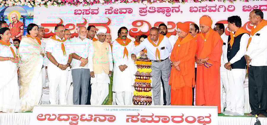 ಬೀದರ್‌ನ ಬಸವಗಿರಿಯಲ್ಲಿ ಹಮ್ಮಿಕೊಂಡಿರುವ 24ನೇ ವಚನ ವಿಜಯೋತ್ಸವಕ್ಕೆ ತೆಲಂಗಾಣದ ವಾರಂಗಲಿನ ಪಾಲ್ಕುರಿಕೆ ಸೋಮನಾಥ ಕಲಾ ಪೀಠದ ಅಧ್ಯಕ್ಷ ರಾಪುಲು ಸತ್ಯನಾರಾಯಣ ಅವರು ದೀಪ ಬೆಳಗಿಸಿ ಶುಕ್ರವಾರ ಚಾಲನೆ ನೀಡಿದರು