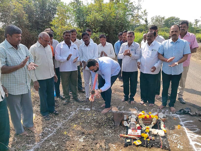 ಸಂಕೇಶ್ವರ ಸಮೀಪದ ಬೋರಗಲ್-ನಿಡಸೋಸಿ ಮಾರ್ಗದ ಹಳ್ಳಗಳ ಮೇಲಿನ ರಸ್ತೆಗೆ ಲೋಕೋಪಯೋಗಿ ಇಲಾಖೆಯ ₹75 ಲಕ್ಷ ಅನುದಾನದಲ್ಲಿ ಬಾಕ್ಸ್ ಕಲ್ವರ್ಟ್ ನಿರ್ಮಾಣ ಕಾಮಗಾರಿಗಳಿಗೆ ಶಾಸಕ ನಿಖಿಲ ಕತ್ತಿ ಸೋಮವಾರ ಚಾಲನೆ ನೀಡಿದರು