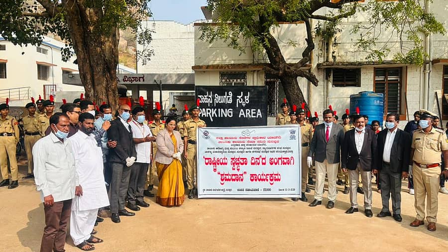 ಸುರಪುರದ ಸರ್ಕಾರಿ ಆಸ್ಪತ್ರೆಯಲ್ಲಿ ರಾಷ್ಟ್ರೀಯ ಸ್ವಚ್ಛತಾ ದಿನದ ನಿಮಿತ್ತವಾಗಿ ಶ್ರಮದಾನ ಜರುಗಿತು