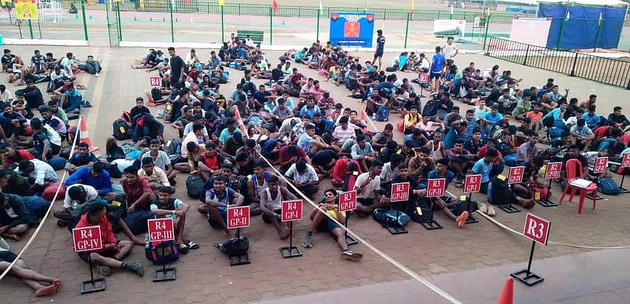 ಮೂಡುಬಿದಿರೆಯ ಸ್ವರಾಜ್ಯ ಮೈದಾನದಲ್ಲಿ ಶುಕ್ರವಾರ ಆರಂಭಗೊಂಡ ಅಗ್ನಿಪಥ್ ನೇಮಕಾತಿ ರ್ಯಾಲಿಯಲ್ಲಿ ವಿಜಯಪುರ ಜಿಲ್ಲೆಯಿಂದ ಬಂದಿದ್ದ ಅಭ್ಯರ್ಥಿಗಳು