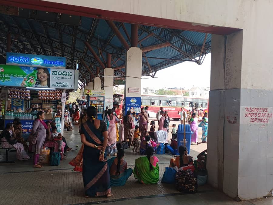 ಗದಗ ಹೊಸ ಬಸ್‌ ನಿಲ್ದಾಣದಲ್ಲಿ ನೆಲದ ಮೇಲೆ ಕುಳಿತು ಬಸ್‌ಗೆ ಕಾಯುತ್ತಿರುವ ಪ್ರಯಾಣಿಕರು