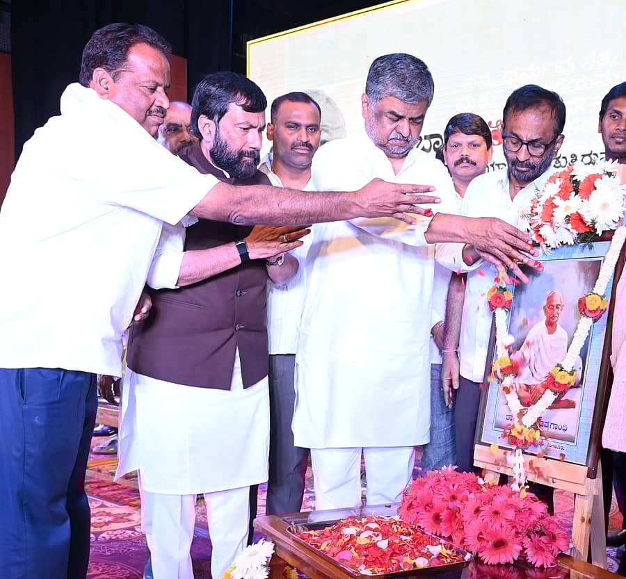 <div class="paragraphs"><p>ಜನಮುಖಿ ಶೋಷಿತರ ಪರವಾದ ವೇದಿಕೆ&nbsp;ಶುಕ್ರವಾರ ಆಯೋಜಿಸಿದ್ದ ಗಾಂಧೀಜಿ ಅವರ ‘ನನ್ನ ಸತ್ಯಾನ್ವೇಷಣೆ’ ಕೃತಿಯ ಶತಮಾನೋತ್ಸವ ಹಾಗೂ ಹುತಾತ್ಮ ದಿನ ಕಾರ್ಯಕ್ರಮದಲ್ಲಿ ಬಿ.ಕೆ.ಹರಿಪ್ರಸಾದ್, ಸಲೀಂ ಅಹ್ಮದ್, ವಿ.ಎಸ್.ಆರಾಧ್ಯ, ರಘುನಾಥ ನಾಯ್ಡು ಅವರು ಗಾಂಧೀಜಿ ಭಾವಚಿತ್ರಕ್ಕೆ ಪುಷ್ಪ ನಮನ ಸಲ್ಲಿಸಿದರು.&nbsp; &nbsp;</p></div>