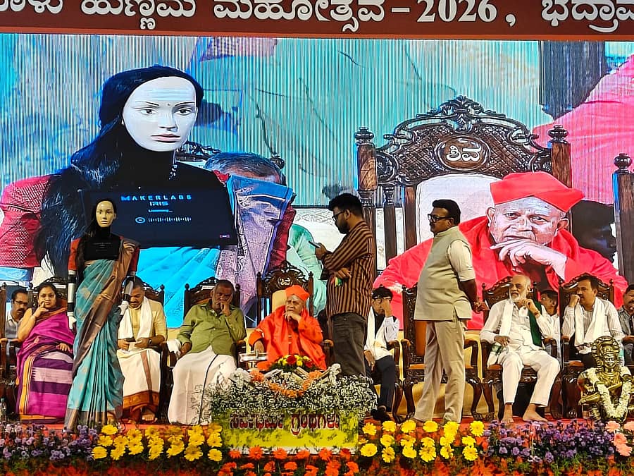 ಮಹೋತ್ಸವದ 7ನೇ ದಿನದ ಕಾರ್ಯಕ್ರಮದಲ್ಲಿ ರಾಣೆಬೆನ್ನೂರು ಶಾಸಕ ಪ್ರಕಾಶ್‌ ಕೋಳಿವಾಡ ರೋಬೊ ಟೀಚರ್ ‘ಐರಿಸ್‌’ ಅನ್ನು ಕೊಡುಗೆ ನೀಡಿದರು 