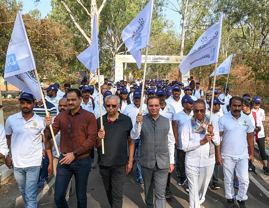 ‘ಪ್ರಜಾವಾಣಿ’ ಮತ್ತು ‘ಡೆಕ್ಕನ್ ಹೆರಾಲ್ಡ್’ ಆಯೋಜಿಸಿದ್ದ ‘ಸಂವಿಧಾನವೇ ಬೆಳಕು–ನಡಿಗೆ’ಯಲ್ಲಿ ಕಿರಣ್‌ ಸುಂದರರಾಜನ್‌, ರವೀಂದ್ರ ಭಟ್ಟ, ಎಸ್.ಎಂ. ಜಯಕರ, ಎಚ್. ಕಾಂತರಾಜ ಮತ್ತು ವಿದ್ಯಾರ್ಥಿಗಳು ಹೆಜ್ಜೆ ಹಾಕಿದರು. ಪ್ರಜಾವಾಣಿ ಚಿತ್ರ