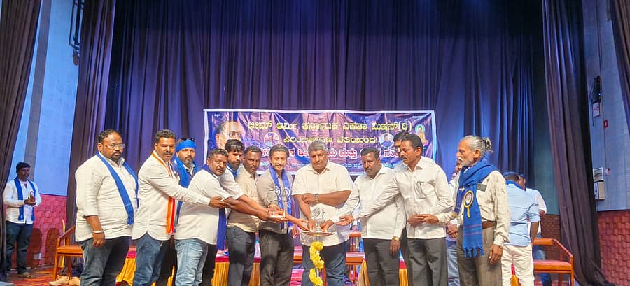 ಪಿರಿಯಾಪಟ್ಟಣದಲ್ಲಿ ಶುಕ್ರವಾರ ಭೀಮ್ ಆರ್ಮಿ ಏಕತಾ ಮಿಷನ್ ತಾಲ್ಲೂಕು ಸಮಿತಿಯಿಂದ ಆಶಾ ಕಾರ್ಯಕರ್ತೆಯರಿಗೆ ಸನ್ಮಾನ ಕಾರ್ಯಕ್ರಮ ಹಾಗೂ ವಿಚಾರ ಸಂಕಿರಣವನ್ನು ನಿತಿನ್ ವೆಂಕಟೇಶ್ ಉದ್ಘಾಟಿಸಿದರು. ಚೇತನ್, ಗಿರೀಶ್, ಮತಿನ್ ಕುಮಾರ್ ಮತಿನ್ ಕುಮಾರ್, ಲೋಕೇಶ್ ಹಾಜರಿದ್ದರು