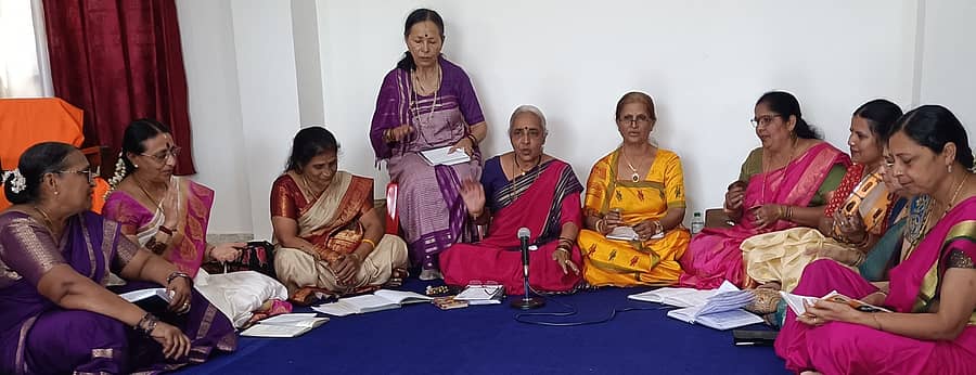 ವಿರಾಜಪೇಟೆ ಸಮೀಪದ ಅರಮೇರಿಯ ಕಳಂಚೇರಿ ಮಠದಲ್ಲಿ ಈಚೆಗೆ ನಡೆದ ಹೊಂಬೆಳಕು ಕಾರ್ಯಕ್ರಮದಲ್ಲಿ ಬಾಳೆಲೆಯ ಕಾವೇರಿ ಕಲಾ ಸಮಿತಿಯ ಸದಸ್ಯರು ವಚನ ಗಾಯನ ಪ್ರಸ್ತುತಪಡಿಸಿದರು