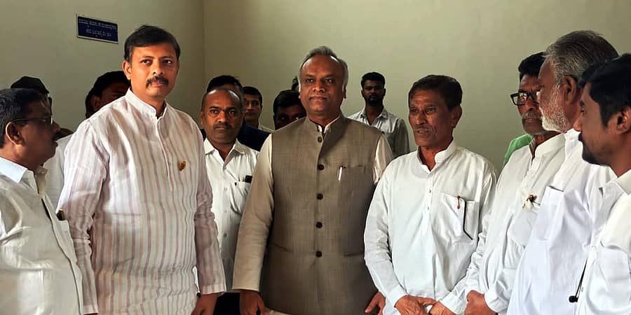 ಹುಣಸಗಿ ಪಟ್ಟಣದಲ್ಲಿರುವ ಡಾ. ಬಿ.ಆರ್‌.ಅಂಬೇಡ್ಕರ್‌ ಅವರ ಮೂರ್ತಿ ಅನಾವರಣ ಕಾರ್ಯಕ್ರಮಕ್ಕಾಗಿ ಶಾಸಕ ರಾಜಾ ವೇಣುಗೋಪಾಲ ನಾಯಕ ಅವರ ನೇತೃತ್ವದಲ್ಲಿ ಸಚಿವರ ಪ್ರಿಯಾಂಕ್‌ ಖರ್ಗೆ ಅವರನ್ನು ಭೇಟಿ ಮಾಡಿದ ಮುಖಂಡರು