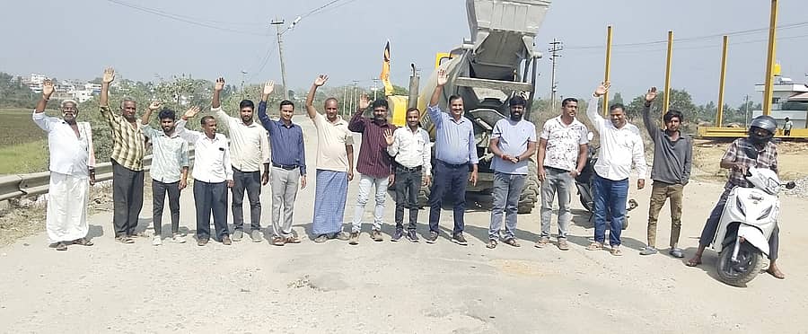 ಬೇಲೂರಿನ ಗೆಂಡೇಹಳ್ಳಿ ರಸ್ತೆಯನ್ನು ದುರಸ್ತಿಪಡಿಸುವಂತೆ ಆಗ್ರಹಿಸಿ ಸ್ಥಳೀಯ ನಾಗರಿಕರು ಪ್ರತಿಭಟನೆ ನಡೆಸಿದರು