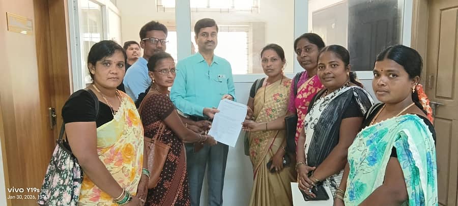 ಹೊಸಪೇಟೆಯಲ್ಲಿ ಶುಕ್ರವಾರ ವಿಬಿ ಜಿ ರಾಮ್ ಜಿ ಕಾನೂನನ್ನು ವಿರೋಧಿಸಿ ಮನರೇಗಾ ಉಳಿಸಿ ಆಂದೋಲನ ಕರ್ನಾಟಕ ವತಿಯಿಂದ ಎಡಿಸಿ ಅವರ ಮೂಲಕ ಪ್ರಧಾನಿ ಅವರಿಗೆ ಮನವಿ ಕಳುಹಿಸಿಕೊಡಲಾಯಿತು