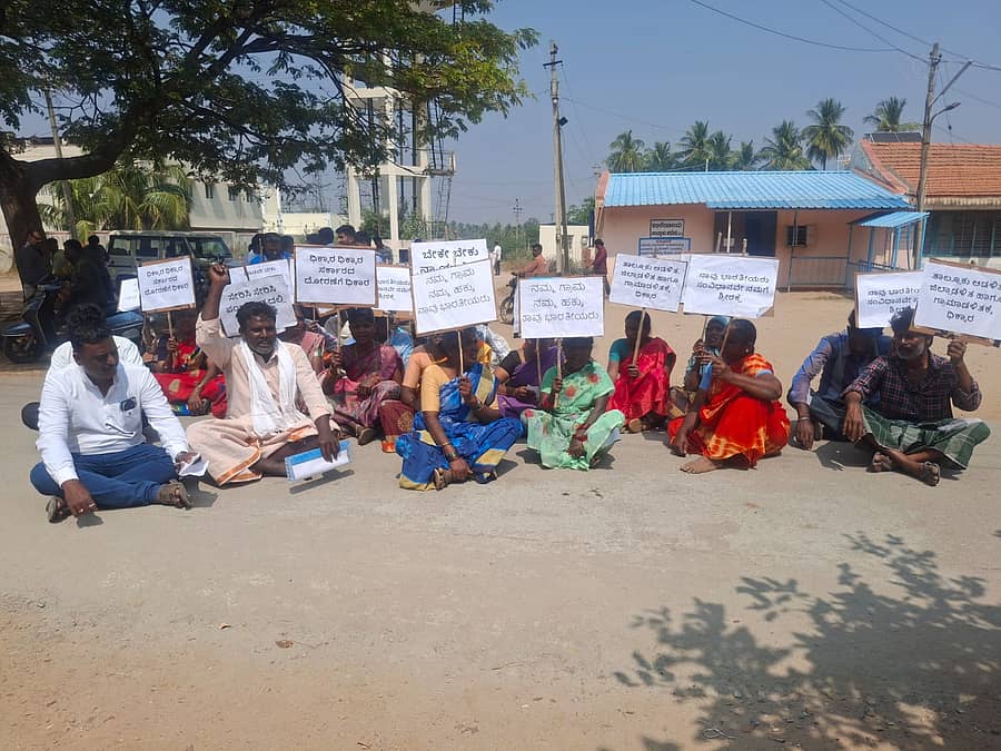 ಹನೂರು ತಾಲ್ಲೂಕಿನ ನಾಗಣ್ಣ ನಗರವನ್ನು ಕಂದಾಯ ಗ್ರಾಮವನ್ನಾಗಿ ಘೋಷಣೆ ಮಾಡಬೇಕೆಂದು ಒತ್ತಾಯಿಸಿ ಗ್ರಾಮಸ್ಥರು ಪಟ್ಟಣದಲ್ಲಿ ಪ್ರತಿಭಟನೆ ನಡೆಸಿದರು