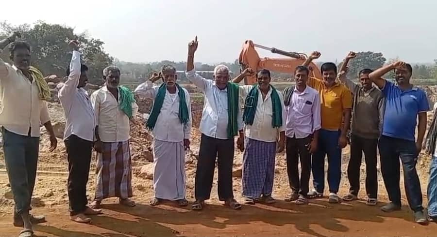 ರಾಷ್ಟ್ರೀಯ ಹೆದ್ದಾರಿ 275ರಲ್ಲಿ ಸರ್ವಿಸ್‌ ರಸ್ತೆ ನಿರ್ಮಾಣ ಮಾಡದಿರುವುದನ್ನು ಖಂಡಿಸಿ ರೈತ ಸಂಘದ ಸದಸ್ಯರು ಹುಣಸೂರು ತಾಲ್ಲೂಕಿನ ಕಲ್ಲಹಳ್ಳಿಯಲ್ಲಿ ಶುಕ್ರವಾರ ಪ್ರತಿಭಟನೆ ನಡೆಸಿದರು