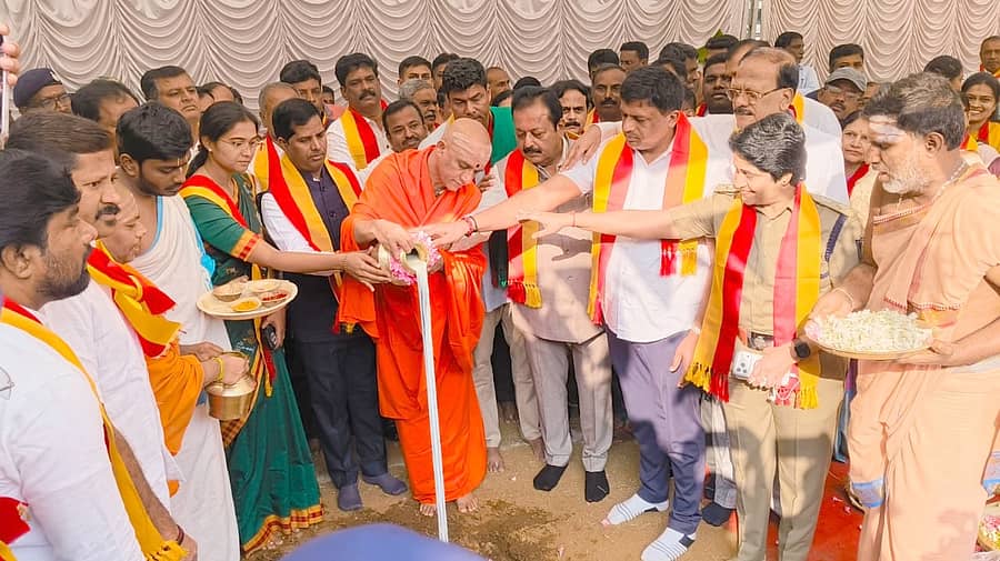 <div class="paragraphs"><p>ಮಂಡ್ಯ ಕನ್ನಡ ಭವನ ನಿರ್ಮಾಣಕ್ಕೆ ಶಂಕುಸ್ಥಾಪನೆ</p></div>