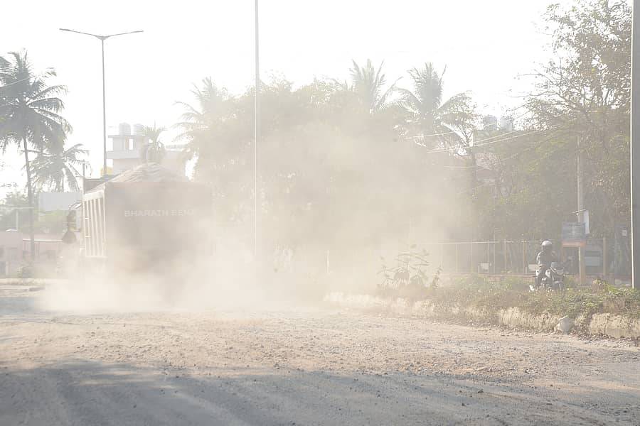 ತುಮಕೂರಿನ ಶಿರಾಗೇಟ್– ದಿಬ್ಬೂರಿನ 80 ಅಡಿ ರಸ್ತೆಯಲ್ಲಿ ದೂಳು ಆವರಿಸಿಕೊಂಡಿರುವುದು
