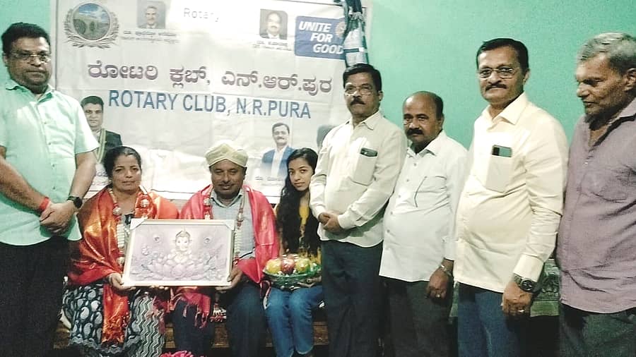 ನರಸಿಂಹರಾಜಪುರದ ರೋಟರಿ ಸಂಸ್ಥೆಯಿಂದ ಬಾಸಿಂಗ ತಯಾರಿಸುವ ಕಲಾವಿದ ದಿವಾಕರ್ ದಂಪತಿಯನ್ನು ಗೌರವಿಸಲಾಯಿತು
