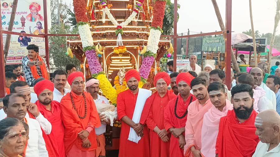 ಕುಂದಗೋಳ ಪಟ್ಟಣದಲ್ಲಿ ಶುಕ್ರವಾರ ನಡೆದ ಕಲ್ಯಾಣಪುರ ಮಠದ ಬಸವಣ್ಣಜ್ಜನವರ ರಥೋತ್ಸವದಲ್ಲಿ ವಿವಿಧ ಸ್ವಾಮೀಜಿಗಳು ಪಾಲ್ಗೊಂಡಿದ್ದರು