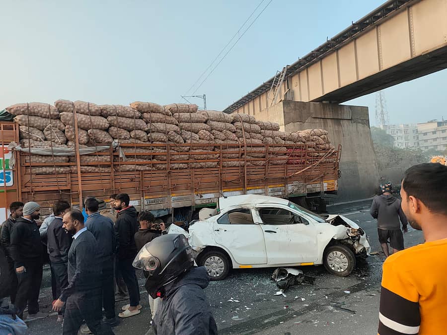 ಆನೇಕಲ್ ತಾಲ್ಲೂಕಿನ ಹಳೇ ಚಂದಾಪುರದಲ್ಲಿ ಸರಣಿ ಅಪಘಾತದಿಂದ ಕಾರೊಂದು ಜಖಂಗೊಂಡಿರುವುದು