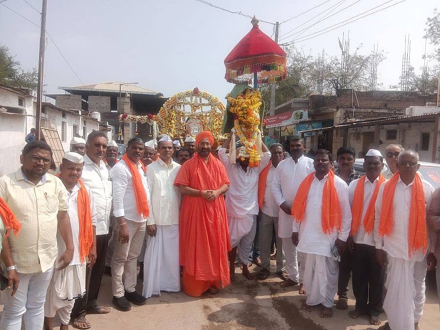 ಗುಳೇದಗುಡ್ಡ ತಾಲ್ಲೂಕಿನ ಕೋಟೆಕಲ್ ಹೊಳೆ ಹುಚ್ಚೇಶ್ವರ ಸಂಸ್ಥಾನ ಮಠದ ಜಾತ್ರೆ  ಹಿನ್ನೆಲೆಯಲ್ಲಿ ರಥದ ಕಳಸ ಹಾಗೂ ಅಡ್ಡಪಲ್ಲಕ್ಕಿ ಮಹೋತ್ಸವ ಜರುಗಿತು 