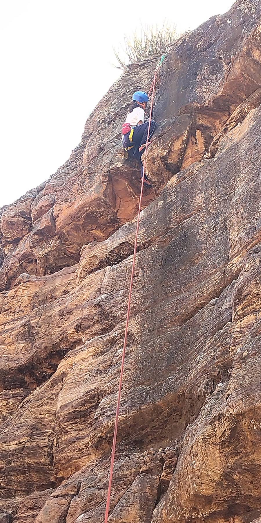ಬಾದಾಮಿ ರಂಗನಾಥ ಬೆಟ್ಟದಲ್ಲಿ ಹಗ್ಗದ ಮೂಲಕ ಬೆಟ್ಟ ಹತ್ತಿದ ಮಹಿಳೆ  –ಸಾಂದರ್ಭಿಕ ಚಿತ್ರ