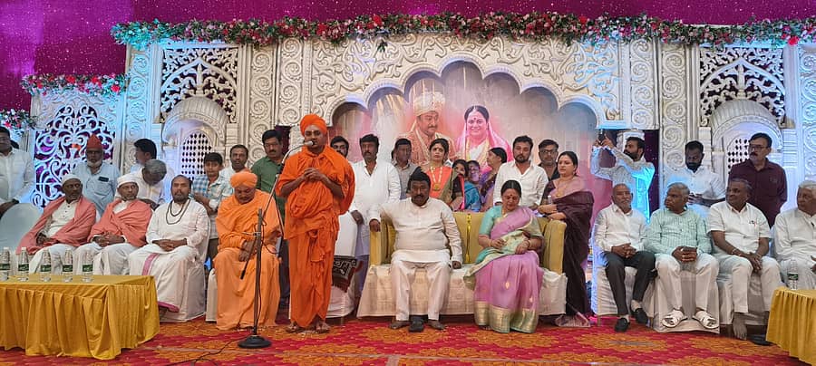 ಗಂಗಾವತಿ ನಗರದ ಖಾಸಗಿ ಹೋಟಲ್ ನಲ್ಲಿ ಗುರುವಾರ ನಡೆದ ಮಾಜಿ ವಿಧಾನ ಪರಿಷತ್ ಸದಸ್ಯ ಎಚ್. ಆರ್. ಶ್ರೀನಾಥ ಅವರ ಶಷ್ಠಿಪೂರ್ತಿ ಅಭಿನಂದನಾ ಸಮಾರಂಭ ಕಾರ್ಯಕ್ರಮದಲ್ಲಿ ಕೊಪ್ಪಳದ ಗವಿಸಿದ್ದೇಶ್ವರ ಸ್ವಾಮೀಜಿ ಮಾತನಾಡಿದರು.