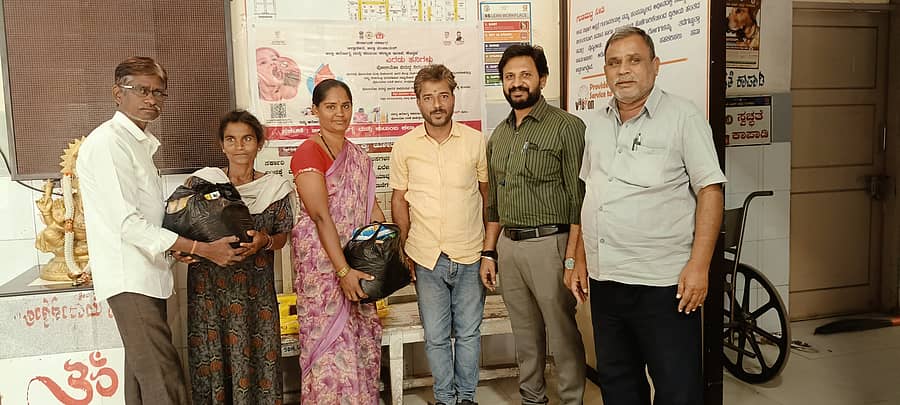 ಗಂಗಾವತಿ ಸರ್ಕಾರಿ ಉಪವಿಭಾಗ ಅಸ್ಪತ್ರೆಯಲ್ಲಿ ಕ್ಷಯ ರೋಗಿಗಳಿಗೆ ಸೋಮಶೇಖರ ಕಬ್ಬೇರ ಅವರು ಶುಕ್ರವಾರ ಪೌಷ್ಠಿಕ ಆಹಾರ ಕಿಟ್‌ ವಿತರಣೆ ಮಾಡಿದರು