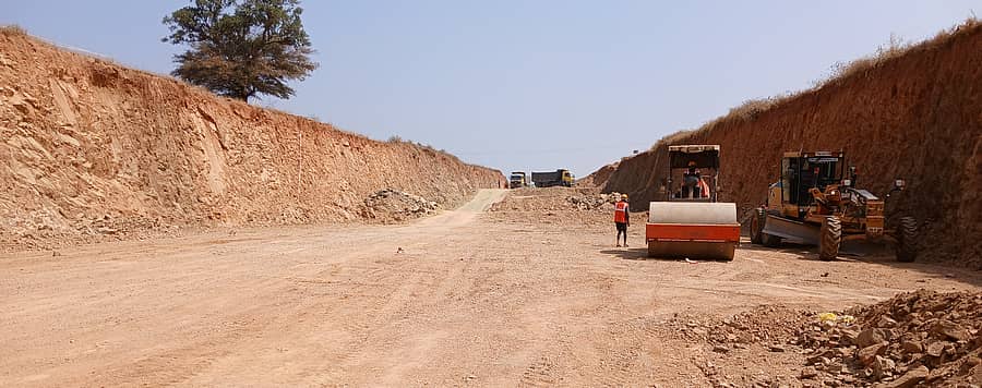 ಮೈಸೂರು–ಹುಣಸೂರು ತಾಲ್ಲೂಕಿನ ಗಡಿಯಲ್ಲಿ ಗುಡ್ಡವನ್ನು ಸೀಳಿ ಹೆದ್ದಾರಿ ಕಾಮಗಾರಿ ನಡೆದಿದೆ ಪ್ರಜಾವಾಣಿ ಚಿತ್ರ