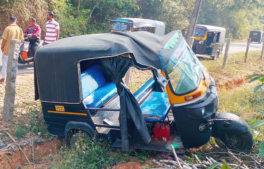 ಬೇಲೂರು ತಾಲ್ಲೂಕಿನ ಮಲಸವಾರದ ಬಿ.ಆರ್.ಎಸ್ಟೇಟ್ ಮುಖ್ಯ ರಸ್ತೆಯಲ್ಲಿ ಸಂಚರಿಸುತ್ತಿದ್ದ ಆಟೊ ಮೇಲೆ ಕಾಡುಕೋಣ ದಾಳಿ ನಡೆಸಿದ್ದರಿಂದ ಜಖಂಗೊಂಡಿದೆ