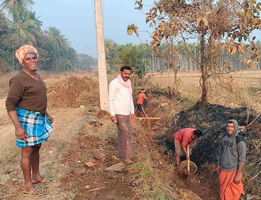 ಕಡರನಾಯ್ಕನಹಳ್ಳಿ ಸಮೀಪದಲ್ಲಿ ರೈತರು ಕಾಲುವೆಯ ಹೂಳು ತೆಗೆಯುತ್ತಿರುವುದು