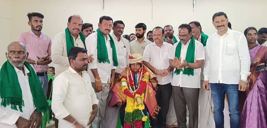 ಕರಾಟೆಯಲ್ಲಿ ಚಿನ್ನದ ಪದಕ ಪಡೆದ ಎಚ್.ಆರ್.ಜಾನವಿ ಅವರನ್ನು ಹೇರೂರು ಗ್ರಾಮದಲ್ಲಿ ಸತ್ಕರಿಸಲಾಯಿತು