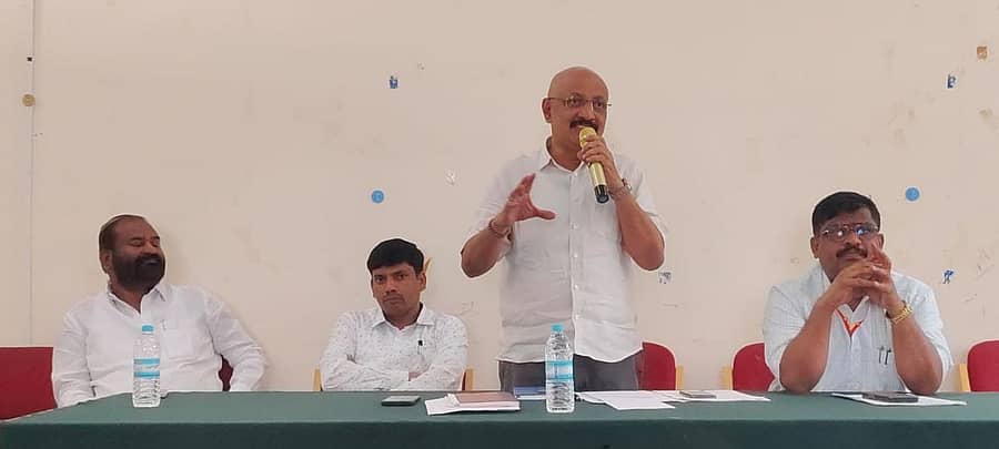 ಚಳ್ಳಕೆರೆ ನಗರದಲ್ಲಿ ಶುಕ್ರವಾರ ನಡೆದ ಸಮುದಾಯಗಳ ಮುಖಂಡರ ಸಭೆಯಲ್ಲಿ ತಹಶೀಲ್ದಾರ್ ರೇಹಾನ್ ಪಾಷ ಮಾತನಾಡಿದರು 