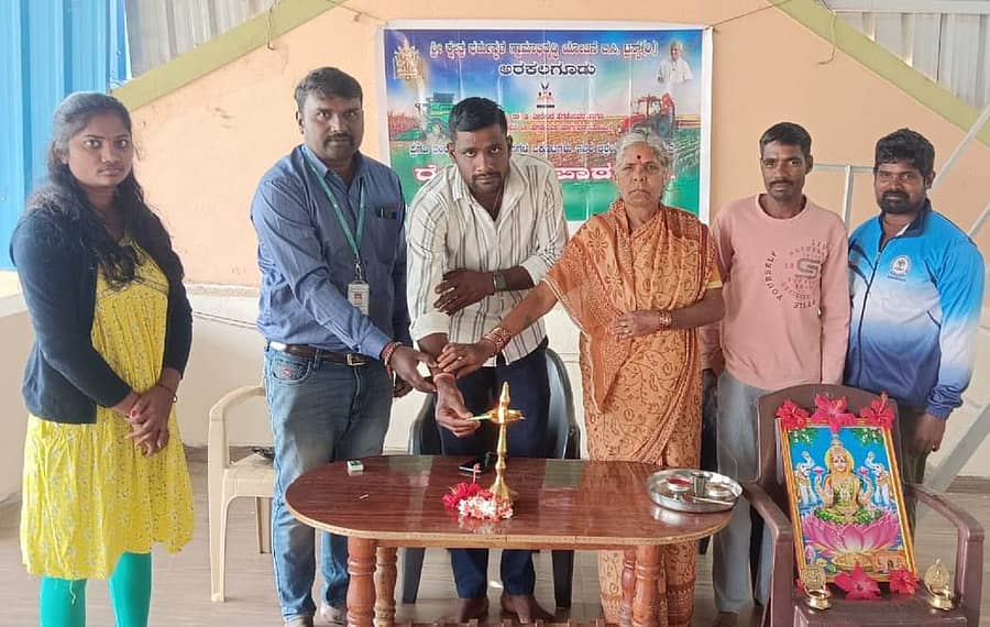 ಅರಕಲಗೂಡು ತಾಲ್ಲೂಕು ಸೋಮನಹಳ್ಳಿ ಗ್ರಾಮದಲ್ಲಿ ನಡೆದ ನರ್ಸರಿ ತರಬೇತಿ ಕಾರ್ಯಾಗಾರವನ್ನು ಪ್ರಗತಿಪರ ಕೃಷಿಕ ಯೋಗೇಶ್ ಉದ್ಘಾಟಿಸಿದರು 