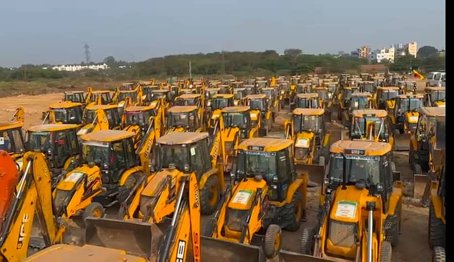 <div class="paragraphs"><p>ಆನೇಕಲ್‌ ಪಟ್ಟಣದಲ್ಲಿ ಜೆಸಿಬಿ,ಟಿಪ್ಪರ್‌ ಮಾಲೀಕರ ಸಂಘದ ವತಿಯಿಂದ ತಾಲ್ಲೂಕಿನಾದ್ಯಂತ ಸೂಕ್ತ ಬೆಲೆ ನಿಗದಿಗಾಗಿ ಆಗ್ರಹಿಸಿ ಪ್ರತಿಭಟನೆಯಲ್ಲಿ ಕಂಡು ಬಂದು ಜೆಸಿಬಿಗಳು</p></div>