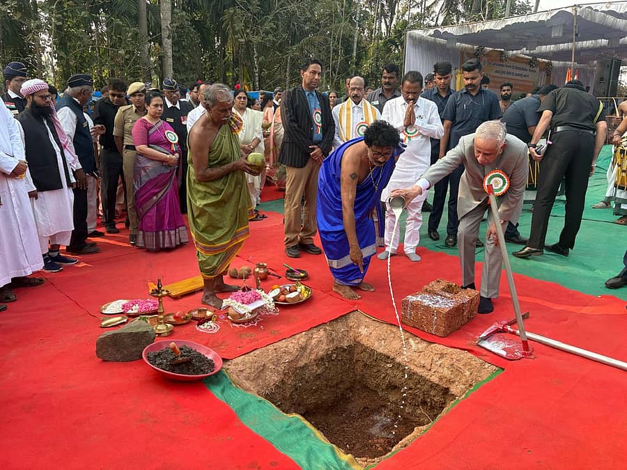 ಮೂಡುಬಿದಿರೆಯ ಕಡಲಕೆರೆ ಬಳಿ ಶುಕ್ರವಾರ ಯುದ್ಧ ಸ್ಮಾರಕದ ಶಿಲನ್ಯಾಸ ಕಾರ್ಯಕ್ರಮದಲ್ಲಿ ಅಲಂಗಾರು ಮಹಾಲಿಂಗೇಶ್ವರ ದೇವಸ್ಥಾನದ ಸುಬ್ರಹ್ಮಣ್ಯ ಭಟ್ ಪೂಜಾ ವಿಧಿ ನೆರವೇರಿಸಿದರು. ಆಂಧ್ರಪ್ರದೇಶದ ರಾಜ್ಯಪಾಲ ನ್ಯಾ.ಅಬ್ದುಲ್ ನಝೀರ್ ಭಾಗವಹಿಸಿದ್ದರು