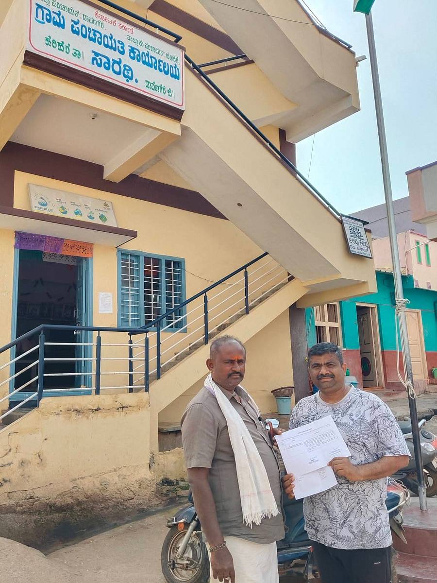 ಹರಿಹರ ತಾಲ್ಲೂಕಿನ ಸಾರಥಿ ಗ್ರಾಮ ಪಂಚಾಯಿತಿ ಅಧ್ಯಕ್ಷ ಪರಶುರಾಮ ಅವರು ಅಬಿ ಅವರಿಗೆ ‘ಕನ್ನಡದೂರು’ ಹೆಸರು ಘೋಷಿಸಿದ ಪತ್ರ ನೀಡಿದರು