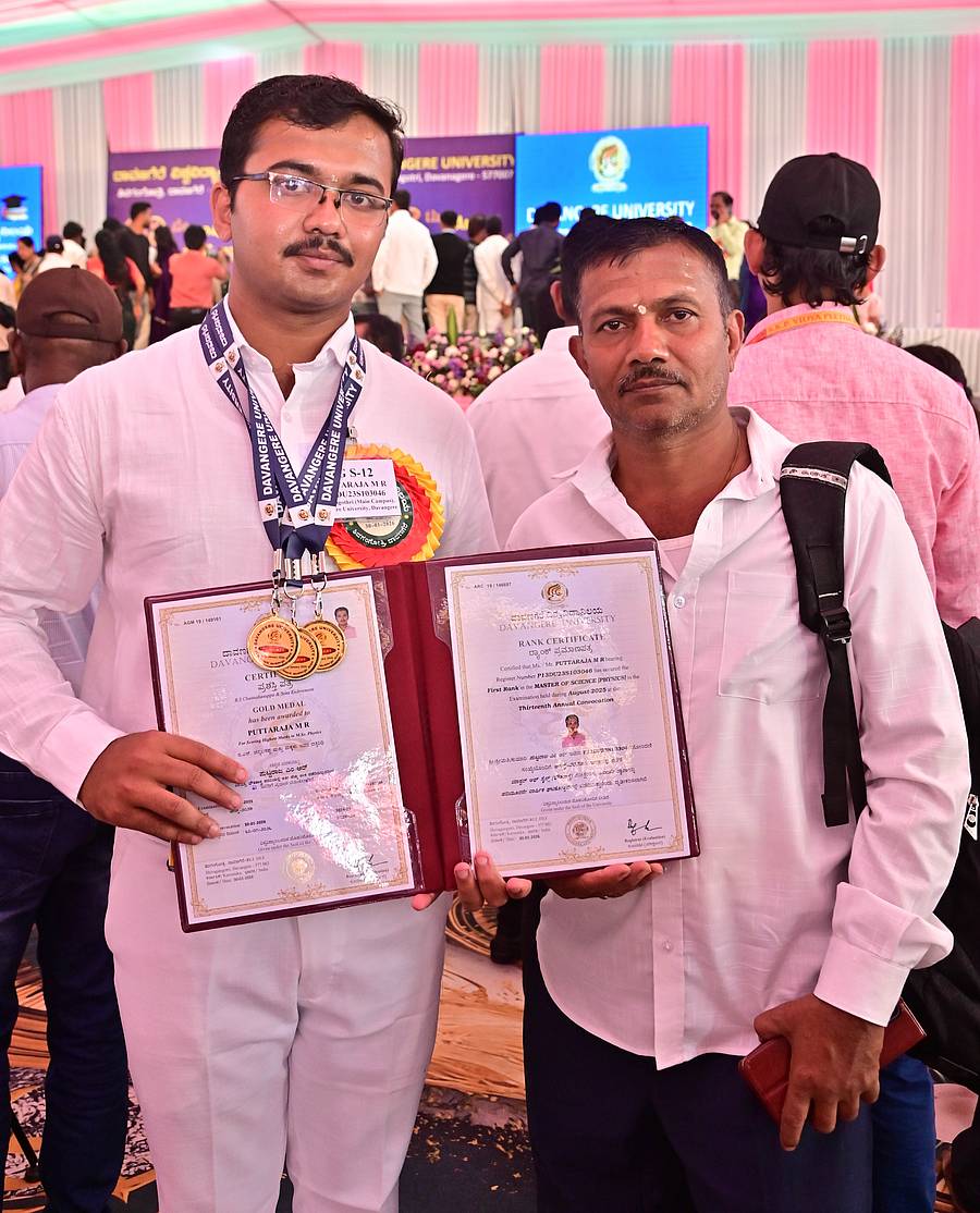 13ನೇ ಘಟಿಕೋತ್ಸವದಲ್ಲಿ ಚಿನ್ನದ ಪದಕ ಪಡೆದ ಪುಟ್ಟರಾಜು ಎಂ.ಆರ್. ಅವರು ತಂದೆ ರುದ್ರೇಶ್ ಜೊತೆಗೆ ಸಂತಸ ಹಂಚಿಕೊಂಡರು