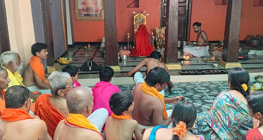 ಕೆಂಭಾವಿ ಪಟ್ಟಣದಲ್ಲಿ ಶನಿವಾರ ಕೂಡಲಿ ಆರ್ಯ ಅಕ್ಷೋಭ್ಯತೀರ್ಥ ಮಠದ ರಘುವಿಜಯತೀರ್ಥ ಸ್ವಾಮೀಜಿ ವೈಕುಂಠರಾಮಚಂದ್ರ ದೇವರ ಪೂಜೆ ನೆರವೇರಿಸಿದರು