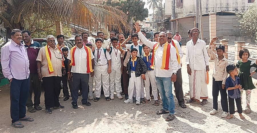 ಹರಿಹರದ ಜೆ.ಸಿ. ಬಡಾವಣೆ ಹಳ್ಳದ ರಸ್ತೆ ಅಭಿವೃದ್ಧಿಗೆ ಆಗ್ರಹಿಸಿ ಕರವೇ ಕಾರ್ಯಕರ್ತರು ಶನಿವಾರ ಪ್ರತಿಭಟನೆ ನಡೆಸಿದರು