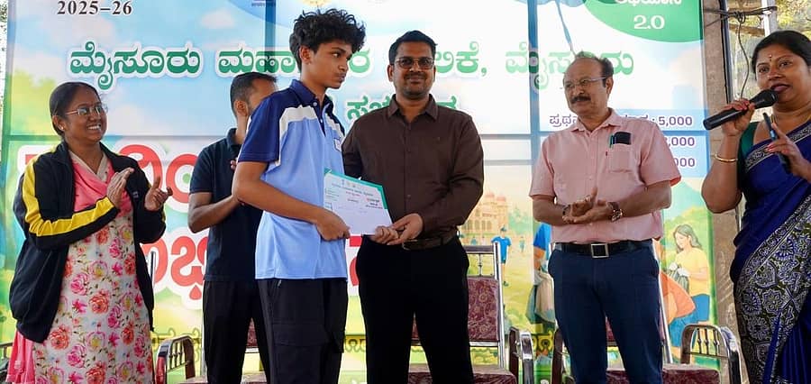 <div class="paragraphs"><p>ವಿವಿಧ ಸ್ಪರ್ಧೆಯಲ್ಲಿ ವಿಜೇತರಾದವರಿಗೆ ಮಹಾನಗರಪಾಲಿಕೆ ಆಯುಕ್ತ ಶೇಖ್ ತನ್ವೀರ್‌ ಆಸೀಫ್ ಬಹುಮಾನ ವಿತರಿಸಿದರು</p></div>