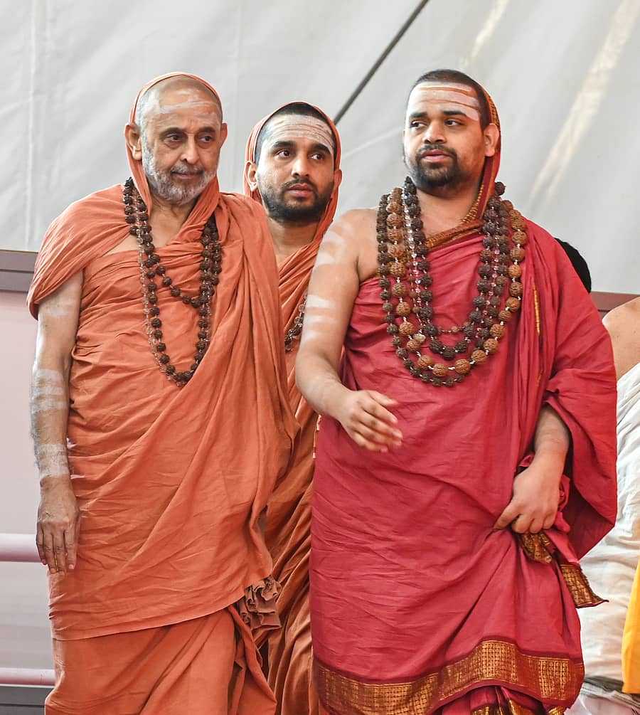 <div class="paragraphs"><p>ವೇದಾಂತ ಭಾರತಿ ಆಯೋಜಿಸಿದ್ದ ವಿವೇಕದೀಪ್ತಿ ಸಮ್ಮೇಳನದಲ್ಲಿ&nbsp;ಕೃಷ್ಣರಾಜನಗರ ಯಡತೊರೆ ಯೋಗಾನಂದೇಶ್ವರ ಸರಸ್ವತೀ ಮಠದ ಶಂಕರ ಭಾರತೀ ಸ್ವಾಮೀಜಿ ಮತ್ತು ಬ್ರಹ್ಮಾನಂದ ಭಾರತೀ ಸ್ವಾಮೀಜಿ ಹಾಗೂ ಶೃಂಗೇರಿ ಶಾರದಾ ಪೀಠದ ವಿಧುಶೇಖರ ಭಾರತೀ ಸ್ವಾಮೀಜಿ ಭಾಗವಹಿಸಿದ್ದರು</p></div>